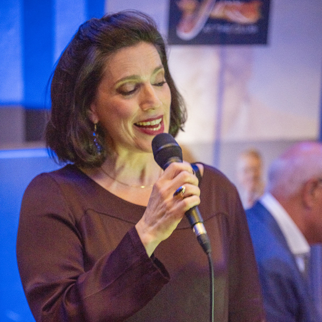 Mirjam van Dam zingt