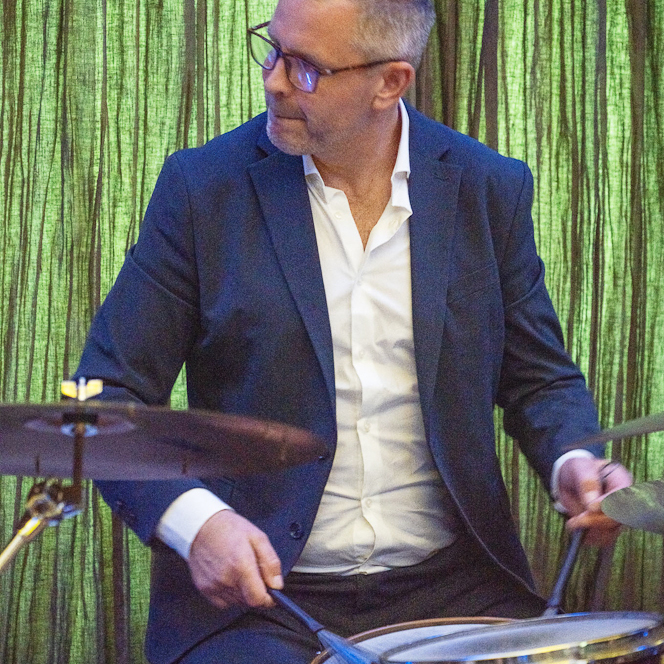 Gijs Dijkhuizen achter drums